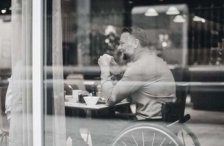 Personas sentadas conversando en una cafetería