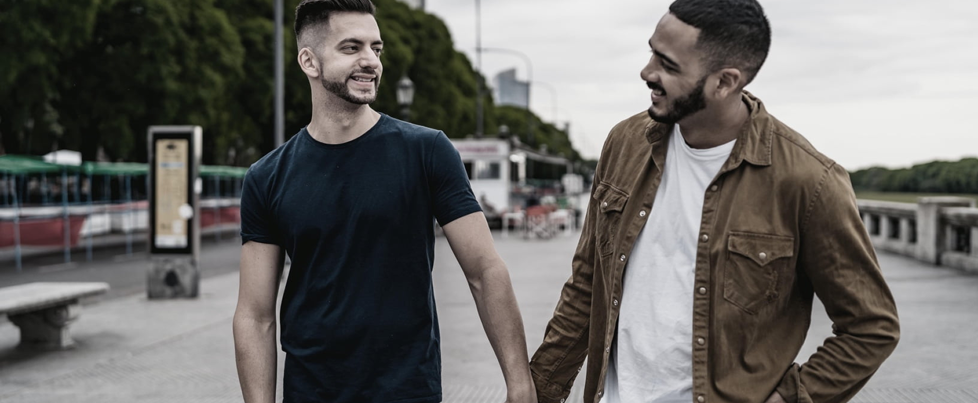 Dos hombres caminando juntos por una calle de la ciudad