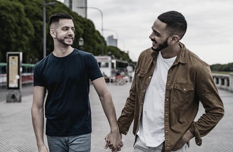 Dos hombres caminando juntos por una calle de la ciudad