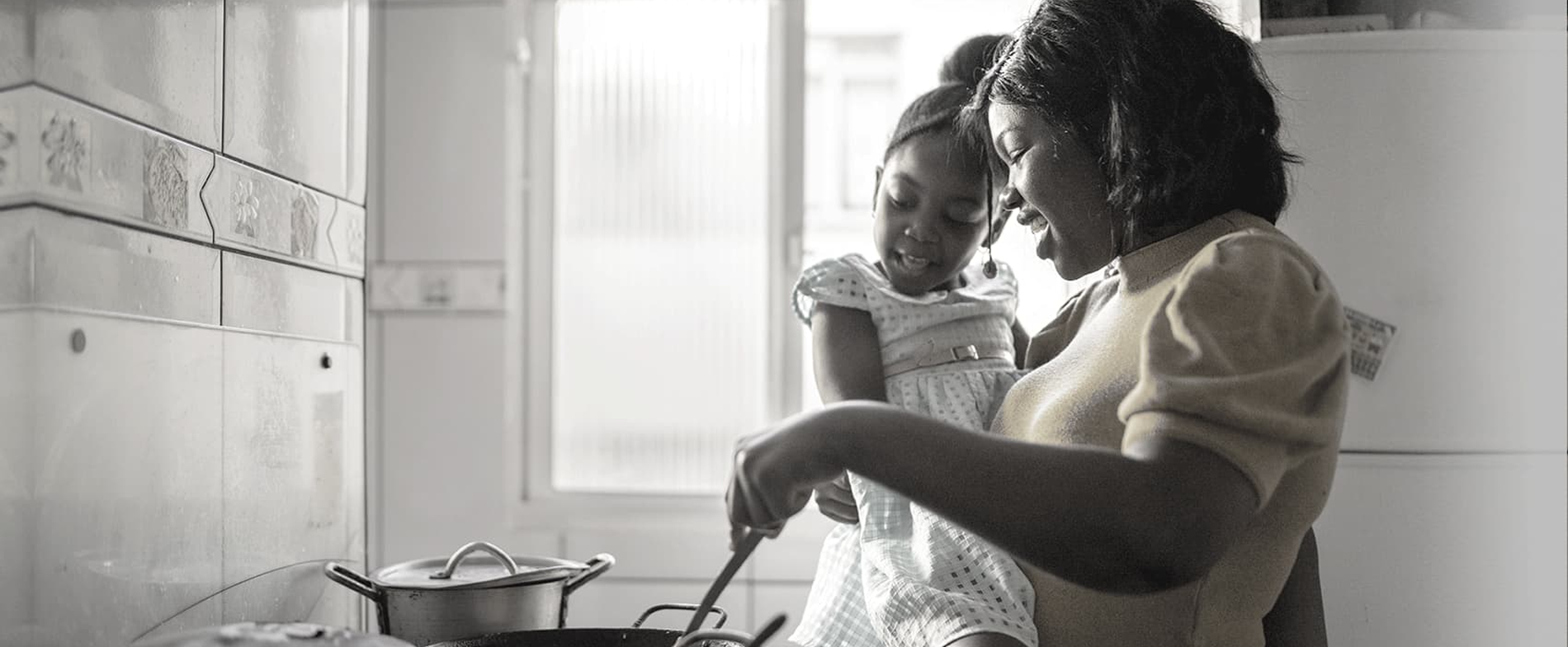 Madre y su hija preparando comida en la cocina