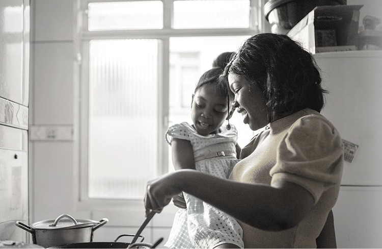 Madre y su hija preparando comida en la cocina