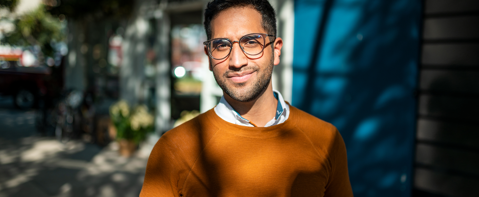 hombre usando gafas sonríe a la cámara