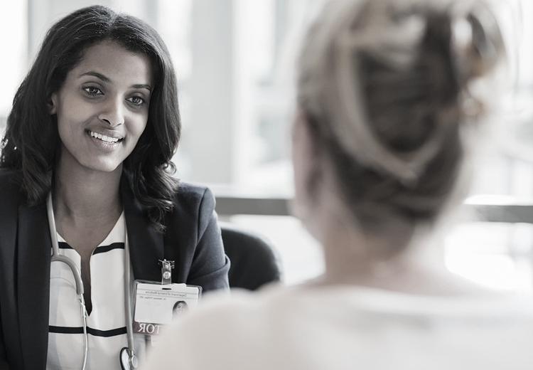 Persona conversando con un profesional de la salud en una consulta